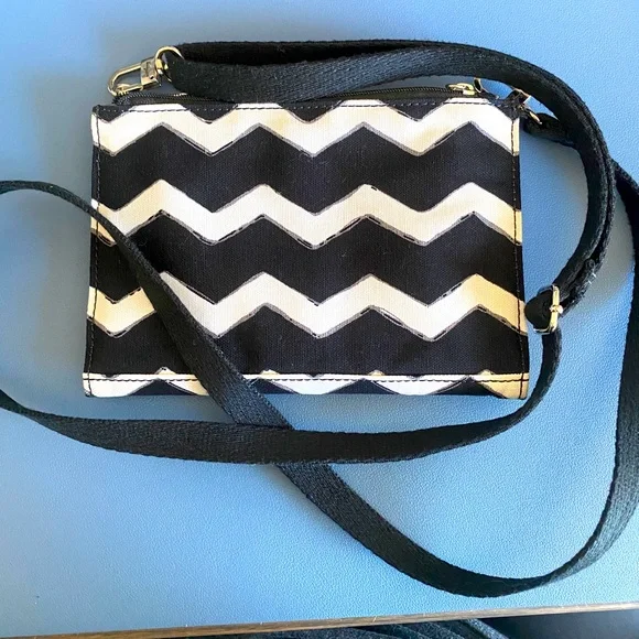EUC, Crossbody street style clutch purse thirty one - Picture 1 of 4